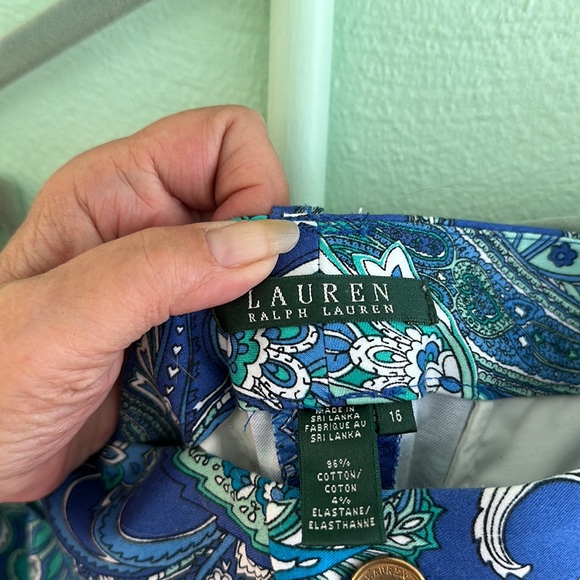Ralph Lauren shorts. Size 16,paisley print, two front, two flat back pockets - Picture 7 of 10